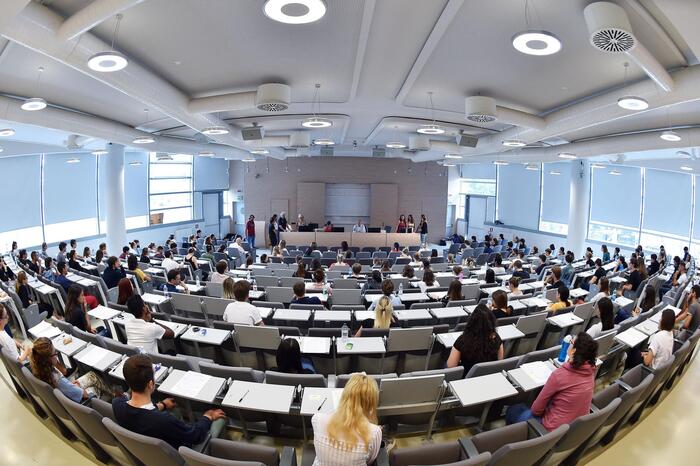 Medicina: verso lo stop al numero chiuso, iscrizione libera per il primo semestre. Protestano i camici bianchi - Notizie - Ansa.it