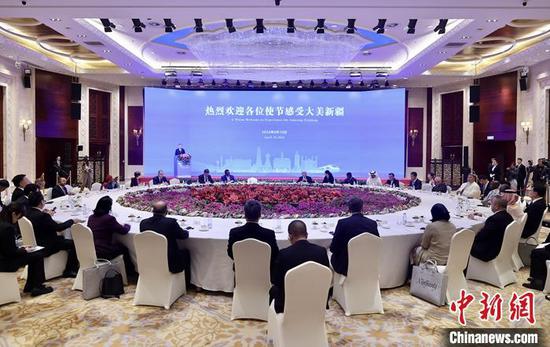 Xinjiang holds exchange event with foreign diplomats