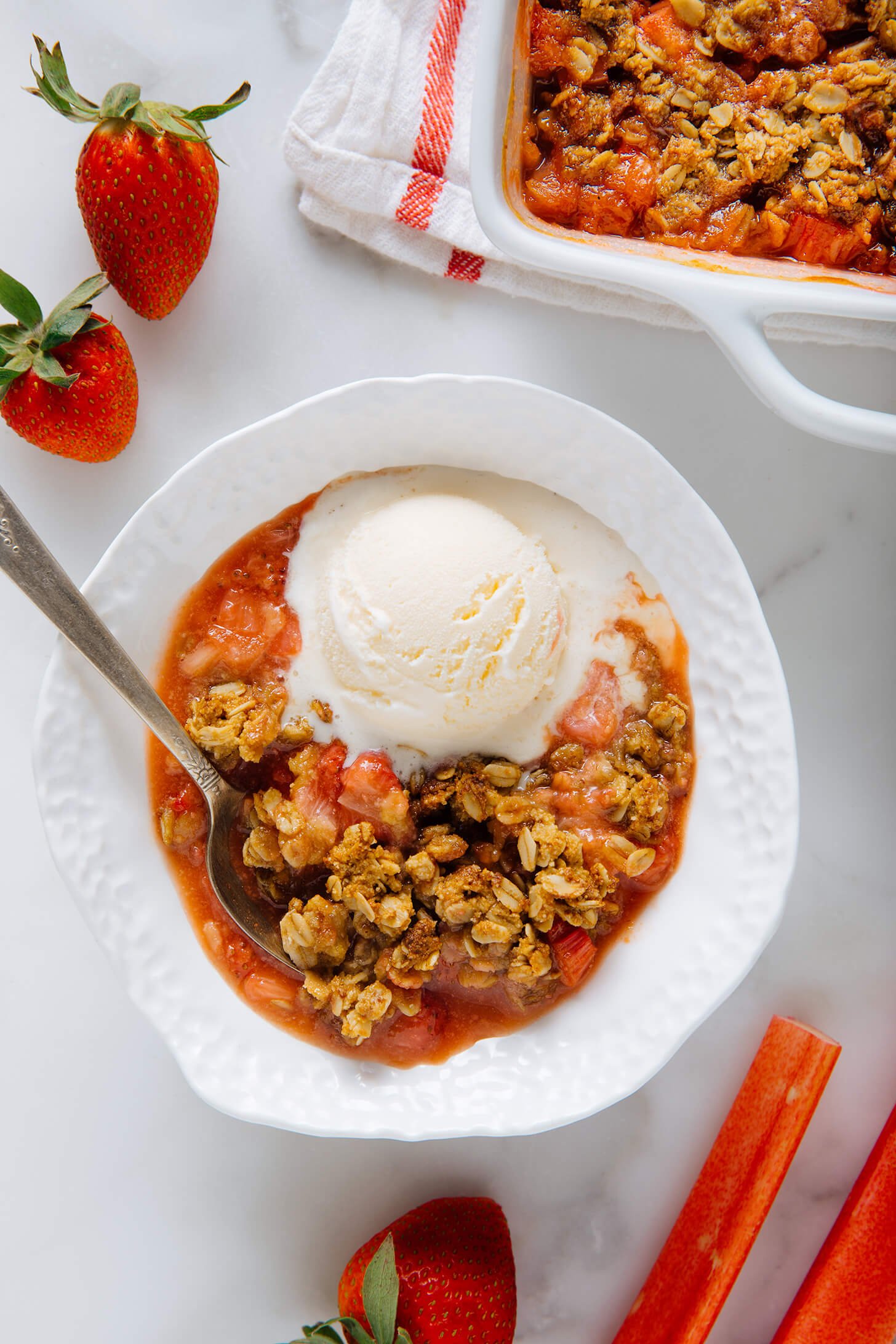 strawberry rhubarb crisp in bowl