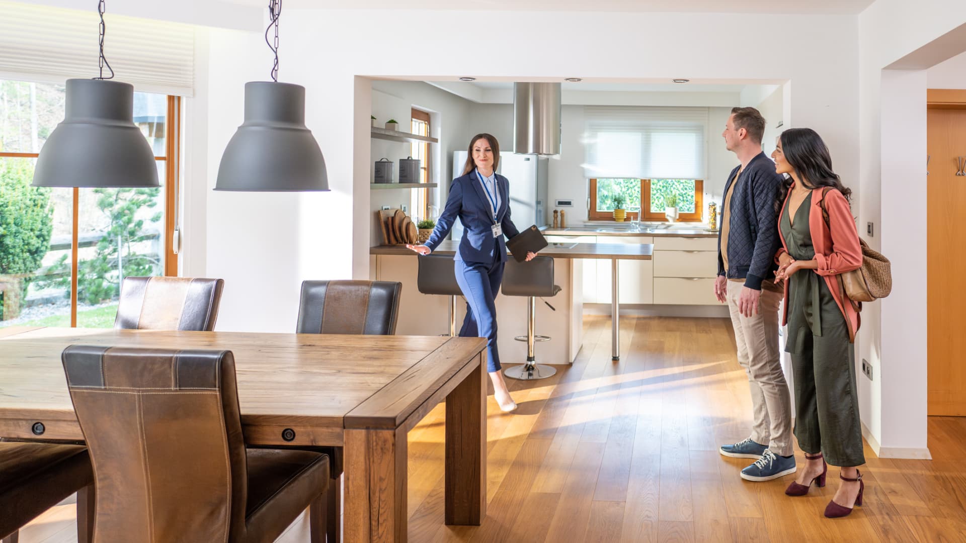 Selling a home is expensive, too: Homeowners typically spend nearly $55,000, report finds