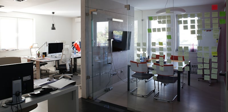 Unocuppied workstations  credit: Unsplash