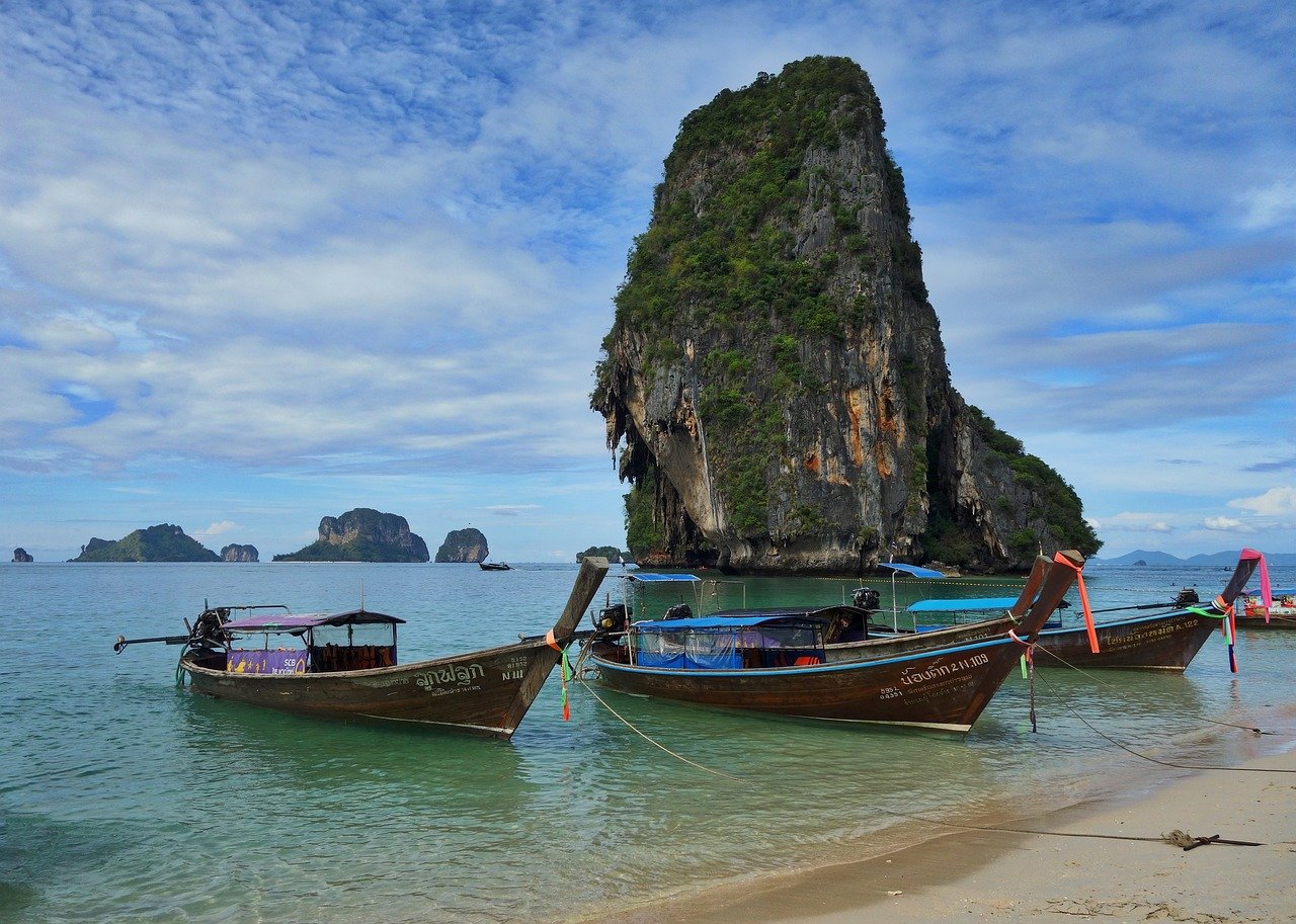 From Backpack to Base Camp: How to Settle and Thrive as an Expat in Thailand - Travel Dudes
