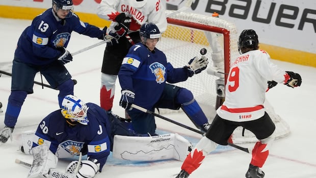 Teenage sensation Gavin McKenna scores as Canada shuts out Finland in world junior opener | CBC Sports
