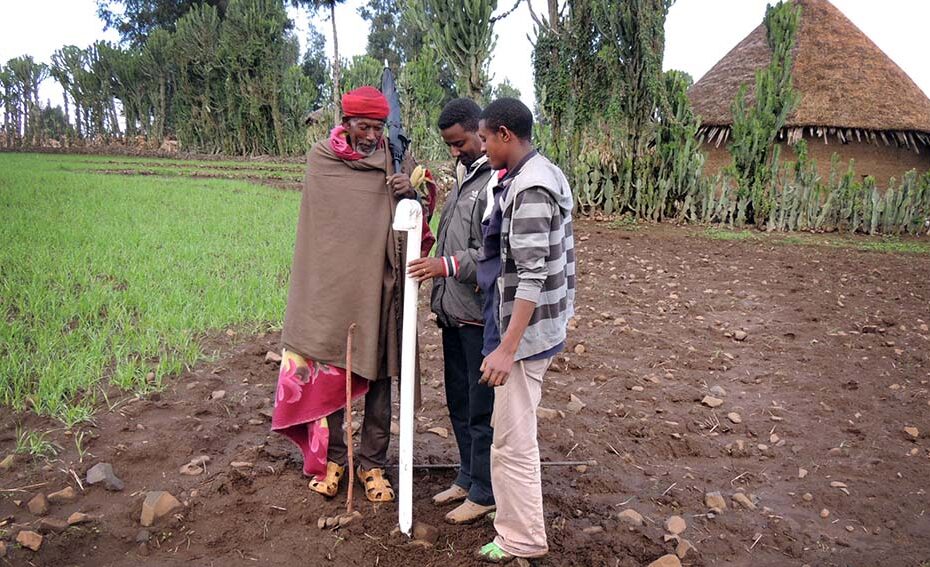 Installing iButton weather sensors in farmers' fields Weather sensors are installed to give extra local information that scientists can use to compare with the performance of different crop varieties. Please credit: Bioversity International/J.van de Gevel