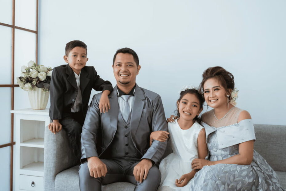 12 Family Photoshoot Ideas and Poses At Home - Glowalley