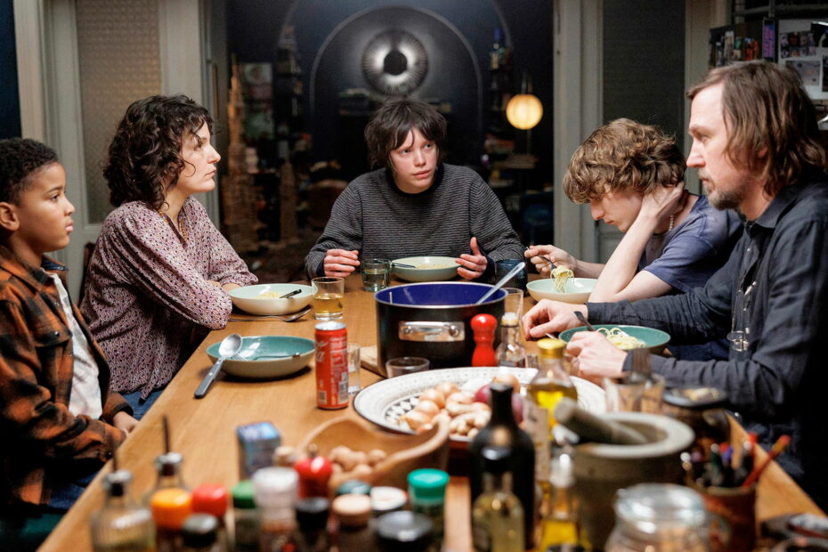 Berlinale 2025: Shut It Off! Tom Tykwer's 'The Light' is Strangely Dim | FirstShowing.net