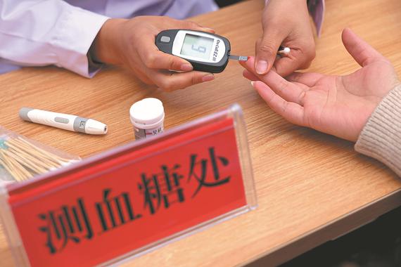 Medical staff provide free blood sugar testing for residents in Zaozhuang, Shandong province, on Tuesday. (SUN ZHONGZHE/FOR CHINA DAILY)