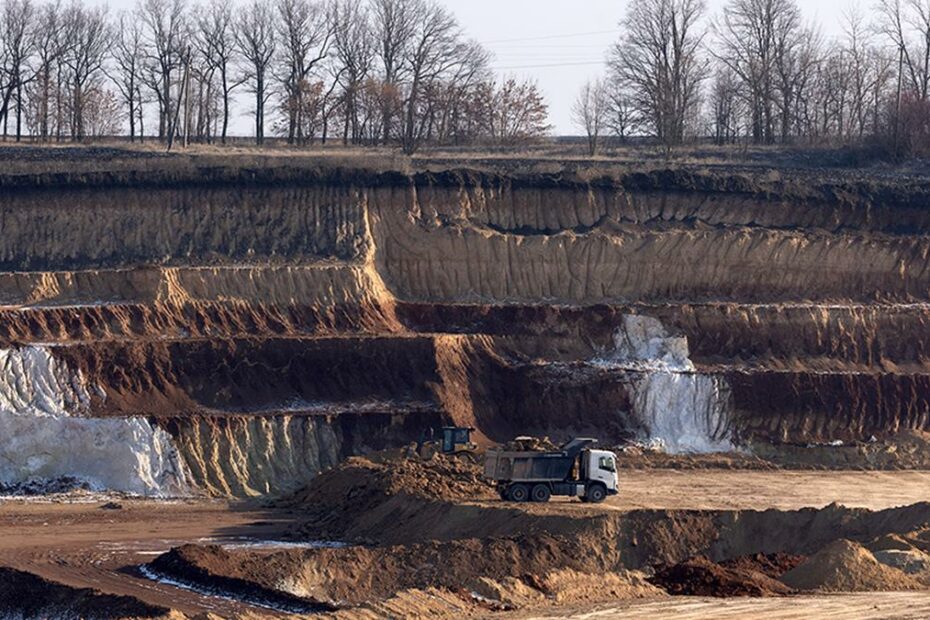 In Ukraine, a potential arms-for-minerals deal inspires hope and skepticism