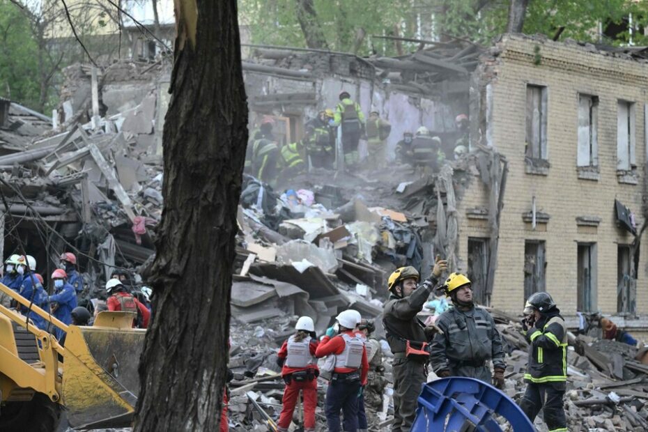 Attacco russo su Kiev, almeno 12 morti. Trump a Putin: 'Vladimir, basta con gli attacchi a Kiev' - Notizie - Ansa.it