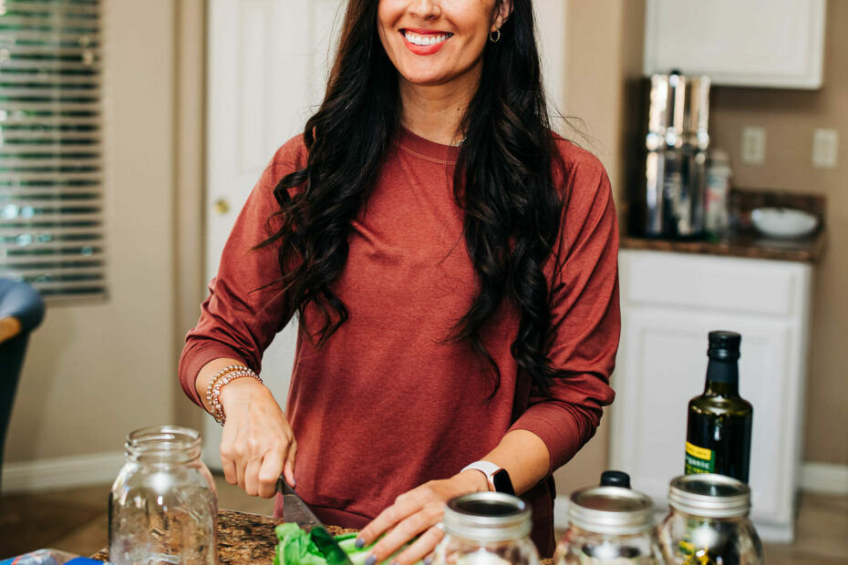 How to make a Mason Jar Salad - The Fitnessista