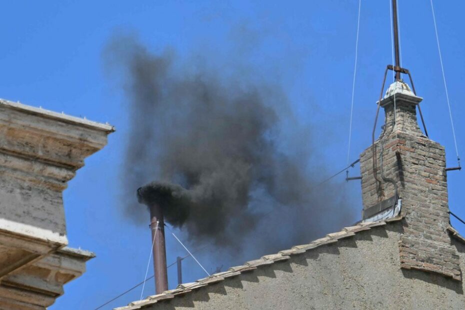 Seconda giornata di conclave, fumata nera alle 11.51: secondo e terzo scrutinio a vuoto LIVEBLOG - Notizie - Ansa.it