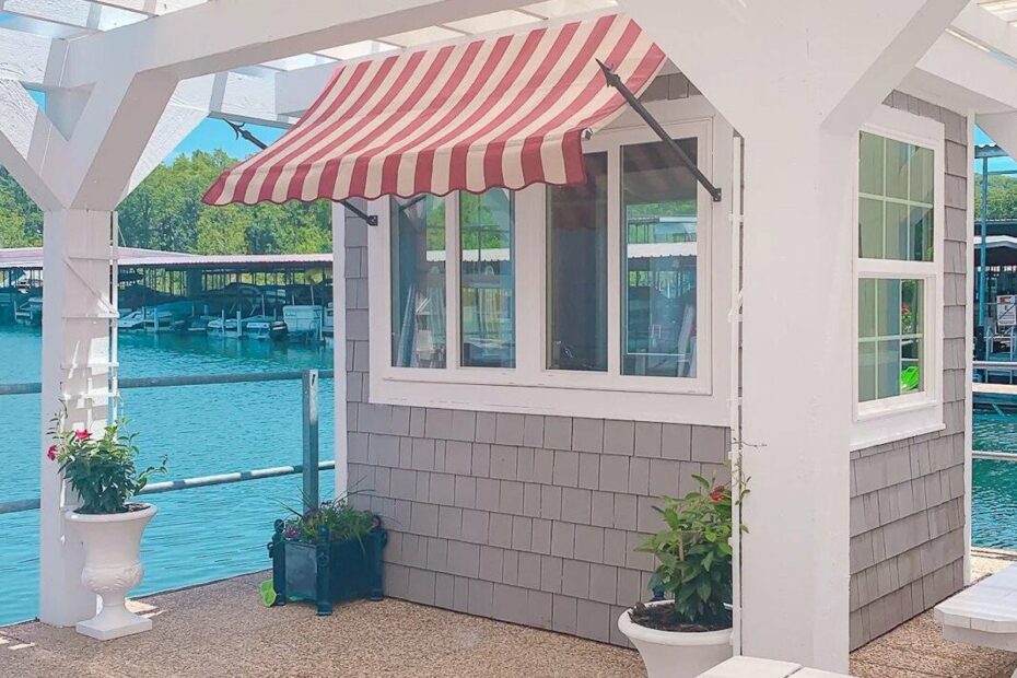 dock restaurant on table rock lake with white picnic tables and pergola