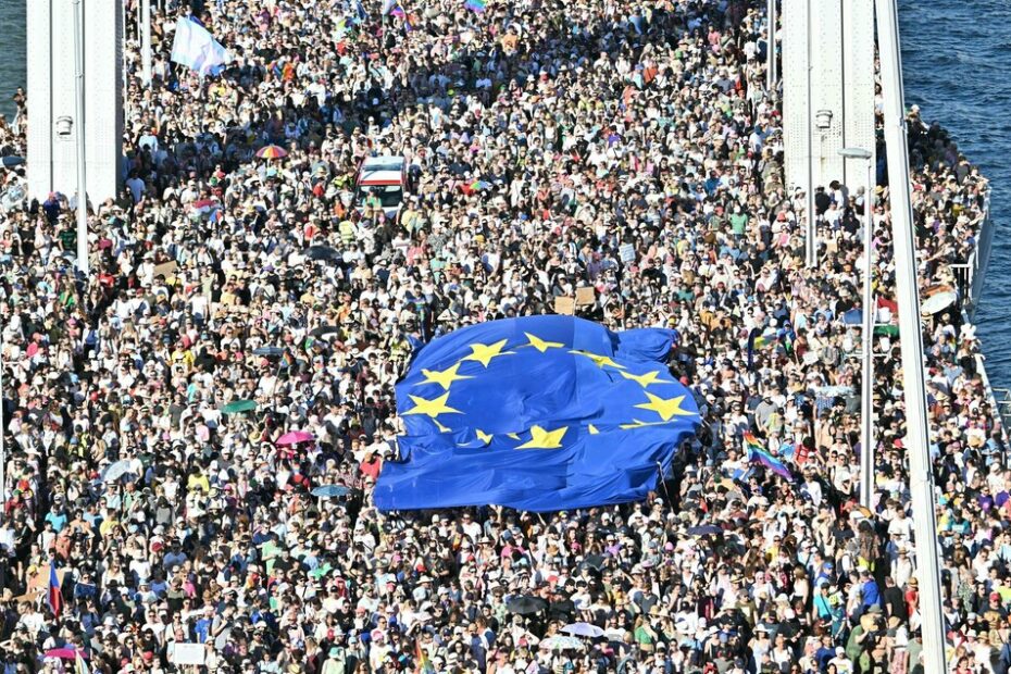 A Budapest sfila il Pride vietato da Orban. 'Siamo quasi 200mila' - Notizie - Ansa.it