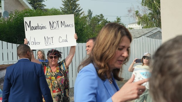 Alberta Premier Danielle Smith faces raucous, angry town hall on province's coal policy | CBC News