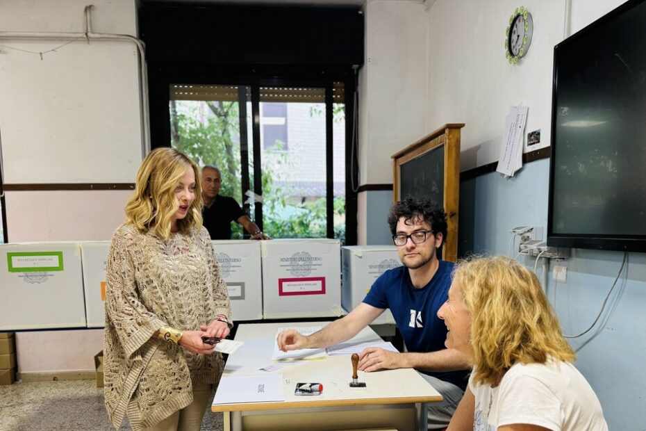 Referendum, urne riaperte in tutta Italia fino alle 15 - Notizie - Ansa.it