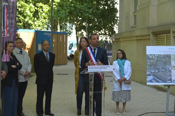 Michael Delafosse, the mayor of Montpellier, France, and his municipal team unveil “Li Jieren Square” during the 40th Festival of Comedy Books on May 14, 2025. (Photo courtesy of Sichuan Literature and Art Publishing House/ Zhou Zijing)