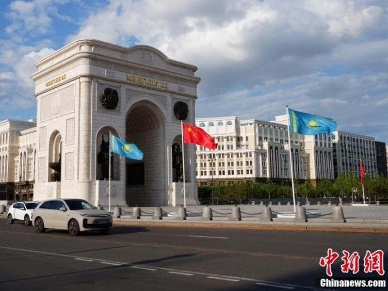 On June 15 local time, the national flags of China and Kazakhstan were flying along the streets of Astana, the capital of Kazakhstan. (Photo: China News Service/Shan Lu)