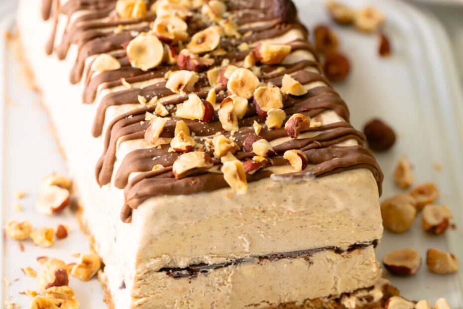 Italian gelato cake with hazelnut and chocolate flavor.
