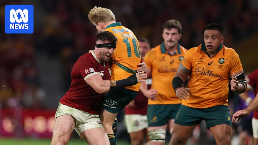 Live: Wallabies hit back after disallowed Suaalii try