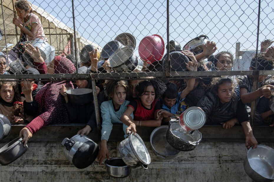 Strage nel sud di Gaza, la mattanza in fila per il cibo - Notizie - Ansa.it
