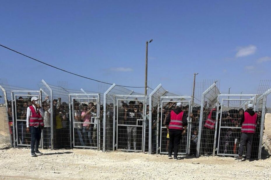 U.S. contractors say their colleagues are firing live ammo as Palestinians seek food in Gaza