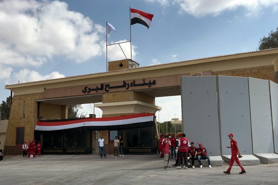 Aid drivers hope for Gaza entry as leaders meet at Rafah crossing