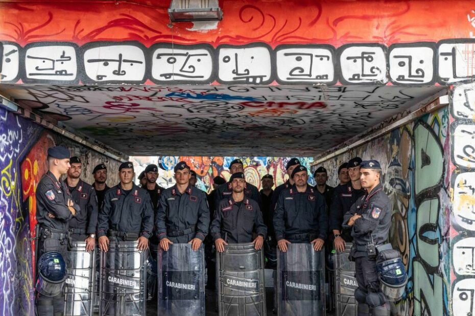 Blitz d'agosto, sfrattato il Leoncavallo. La destra esulta - Notizie - Ansa.it