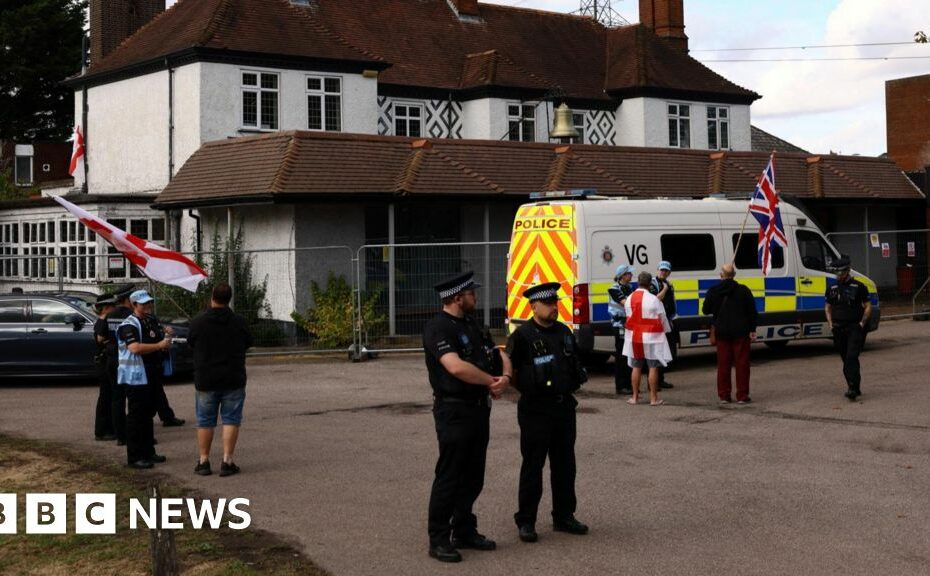 Police make three arrests during Epping protest