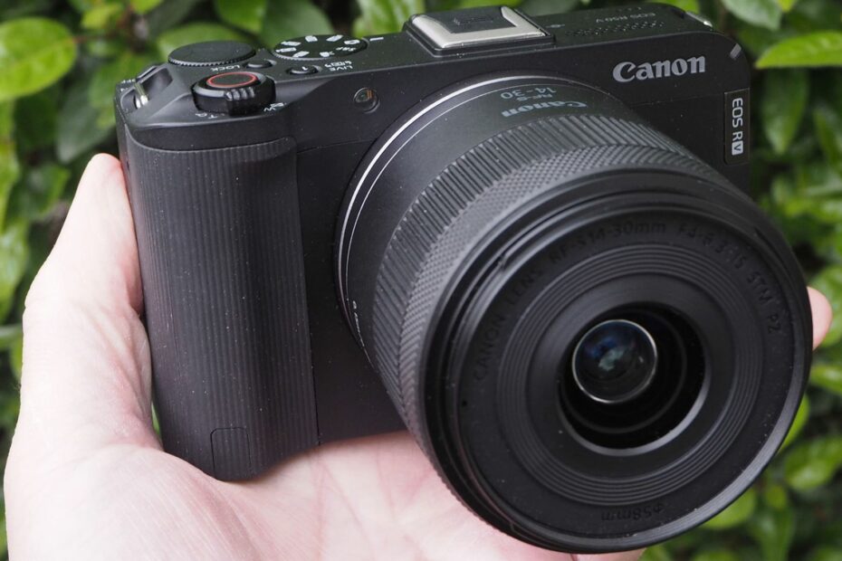 An unlikely choice for astrophotography but I think the Canon EOS R50 V has something to offer