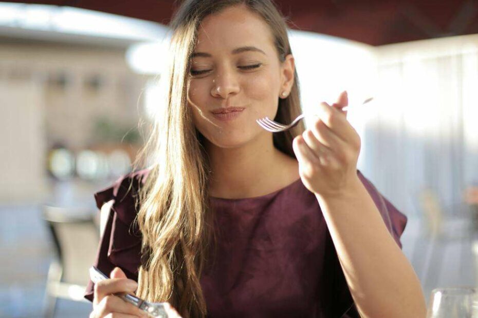 Woman eating - carb cycling for weight loss