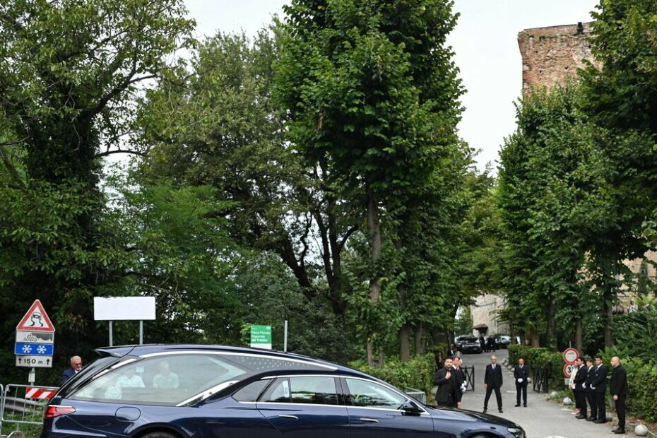 Fiori bianchi a Rivalta per l'ultimo addio a Giorgio Armani - Notizie - Ansa.it