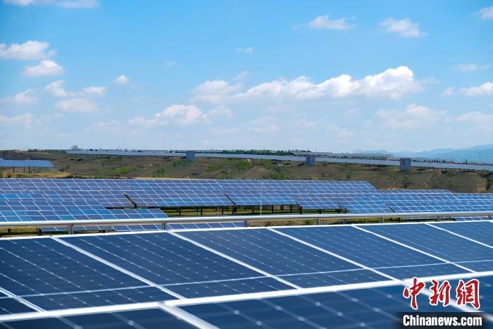 Baiwen 34MW Poverty Alleviation Photovoltaic Power Station. (Photo by Li Taiyuan / China News Service）