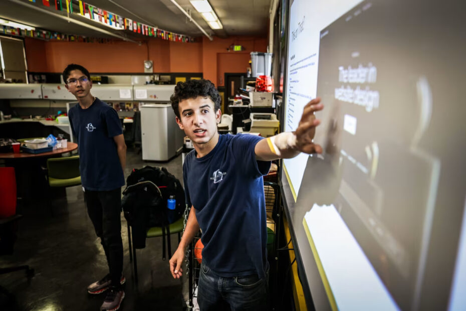 Silicon Valley’s seniors get a crash course in AI - Egypt Independent