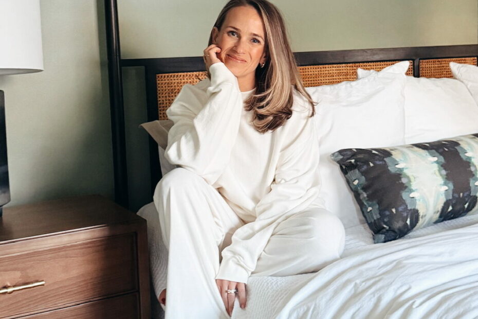 Woman lounging in Set Active Loungeset