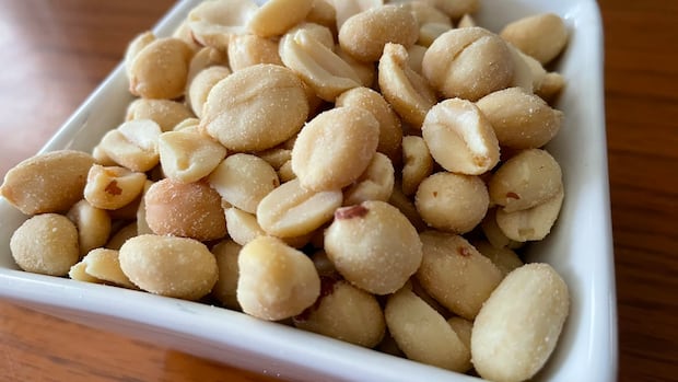 Guidance to feed babies peanuts early in life helped 60,000 kids avoid allergies, study finds | CBC News