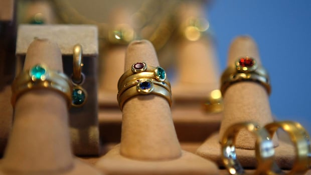 How jewellers are dealing with surging gold prices | CBC News