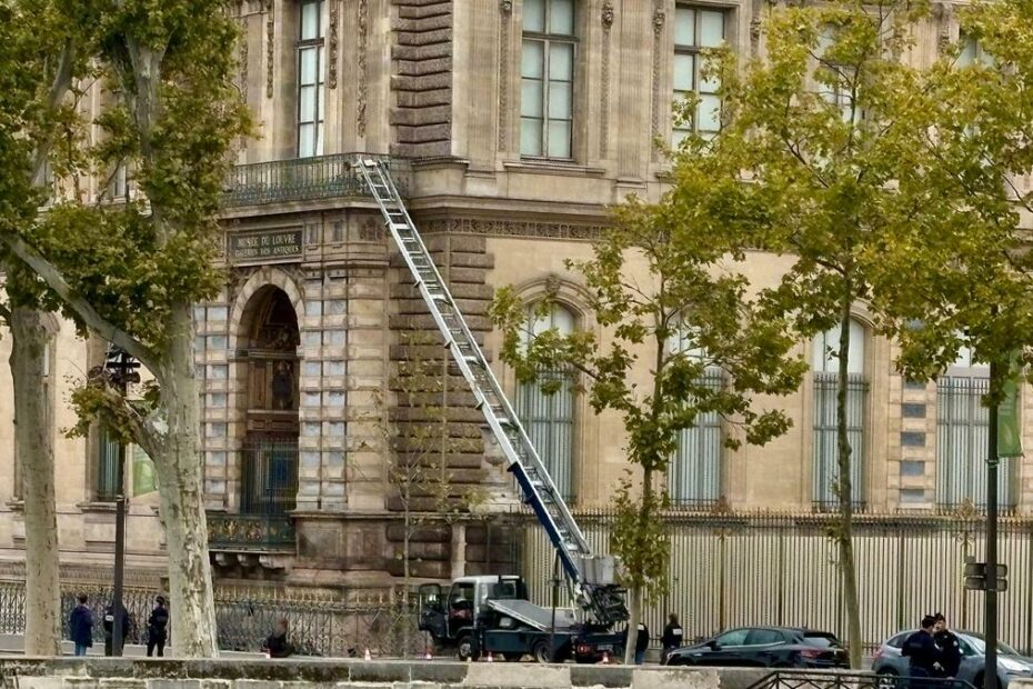 Thieves steal crown jewels in 4 minutes from Louvre Museum