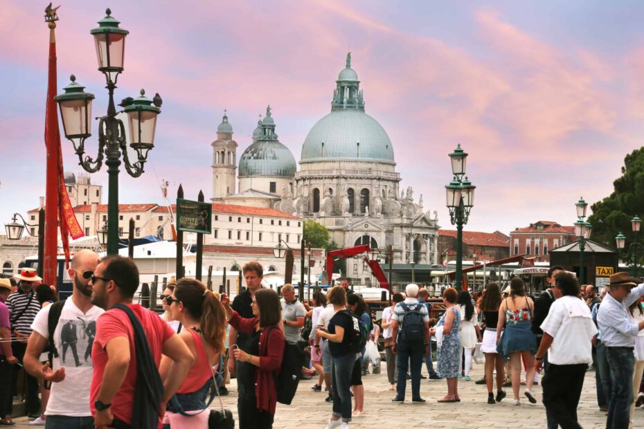 10 Cities That Ruined Downtowns to Trap Tourists - Idyllic Pursuit