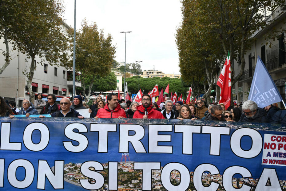 E' record al corteo no ponte a Messina, 'siamo 15 mila' - Notizie - Ansa.it