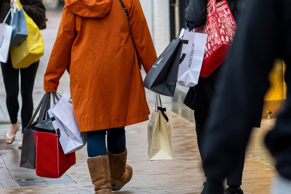 How 3 retail stocks can benefit from a shaky consumer this holiday shopping season