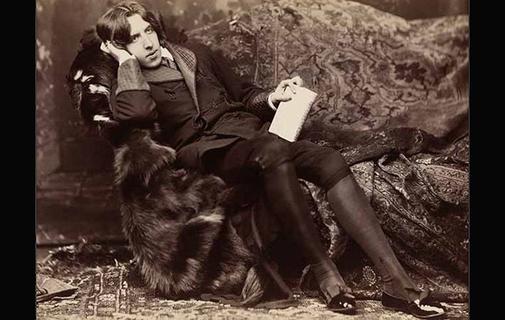 "Oscar Wilde reclining with Poems", by Napoleon Sarony, in New York in 1882.