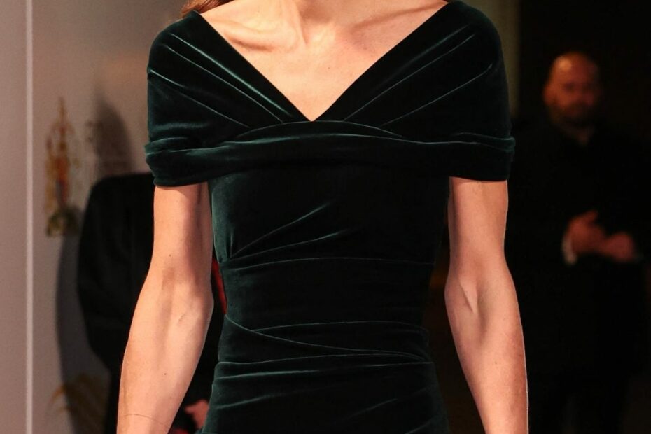 Kate Middleton stuns in emerald green velvet gown at the 2025 Royal Variety Performance