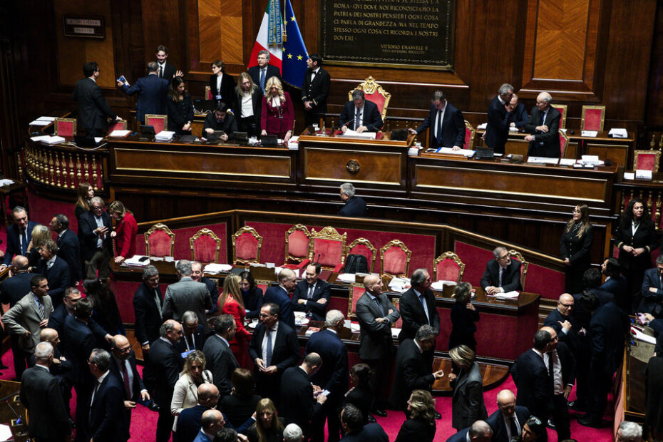 La maggioranza riscrive la manovra. Spunta anche un condono - Notizie - Ansa.it