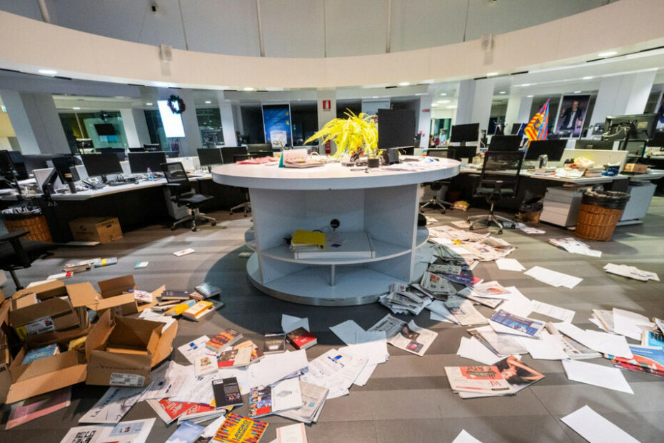 Manifestanti assaltano la sede della Stampa a Torino, danni e scritte con lo spray - Notizie - Ansa.it
