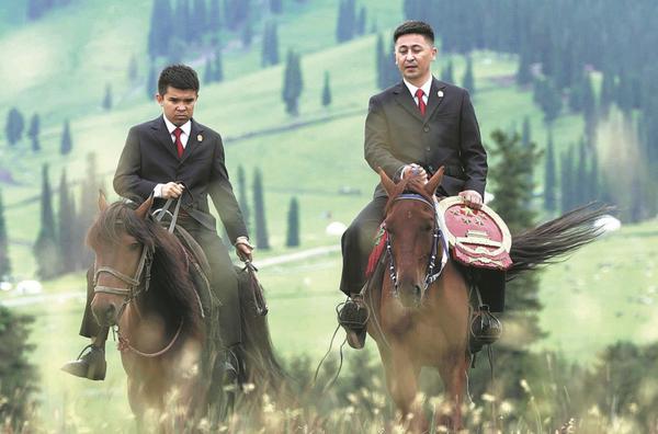  Judges ride on horseback to set up courtrooms on the grasslands of the Xinjiang Uygur autonomous region, ensuring herders have access to legal services right at their doorstep. [Photo provided to China Daily]