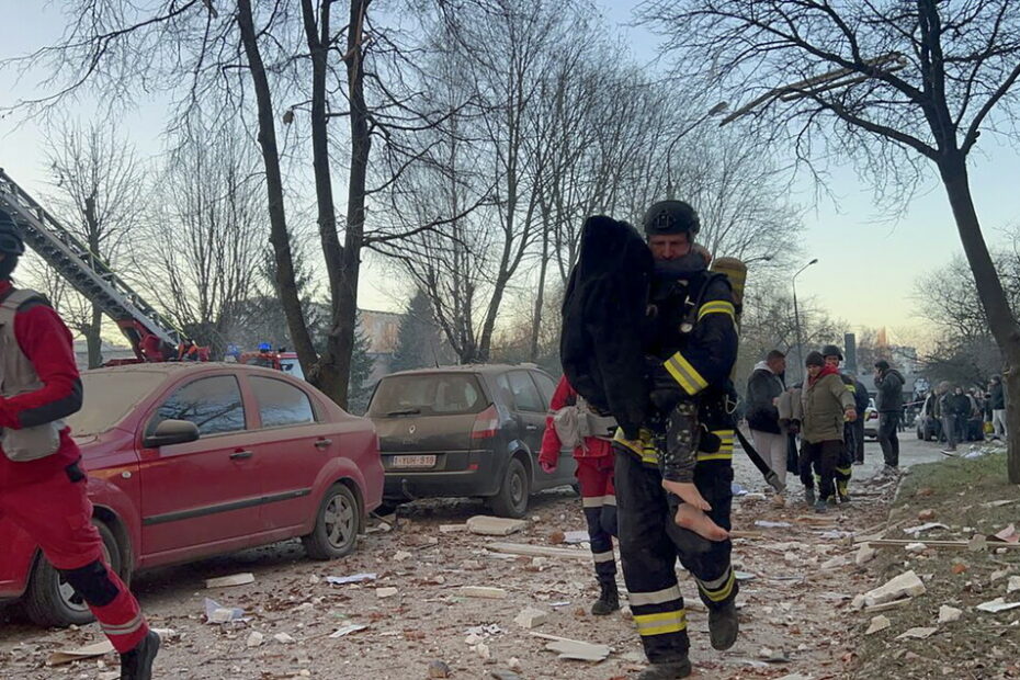 Ucraina, Kiev: '25 vittime a Ternopil, tre i bambini'. Royal Navy segue una nave spia russa vicino ad acque Gb - Notizie - Ansa.it
