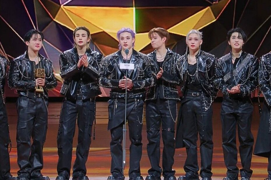 Stray Kids at MAMA 2025 (Image via X/@MnetMAMA)