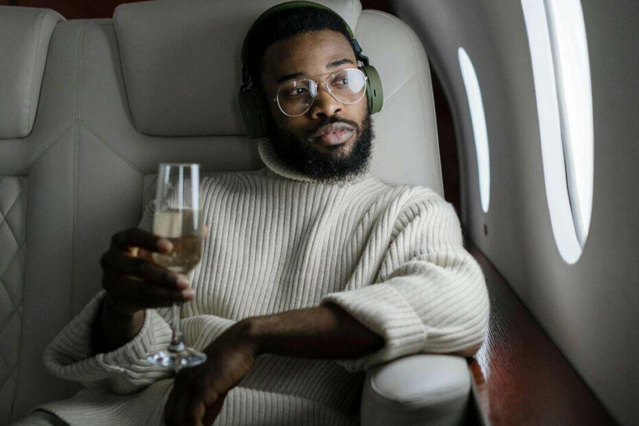 10 Drinks to Choose and Avoid on a Flight - Idyllic Pursuit