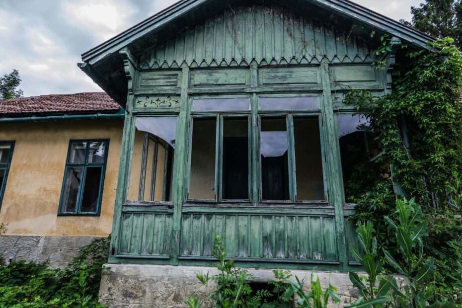 14 Vintage Guesthouse Rules from the ’70s That Would Shock Modern Travelers - Idyllic Pursuit