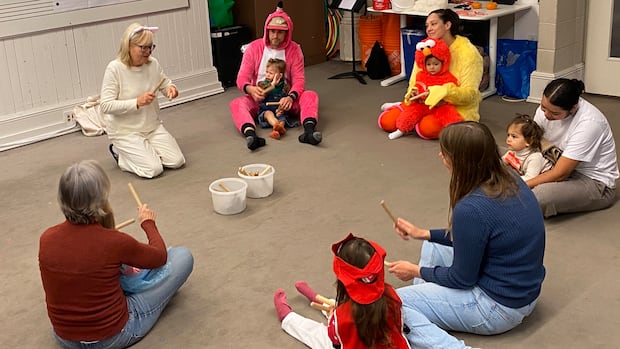 As tiny tots sing, tap and play in music class, experts say it boosts their brain development | CBC News
